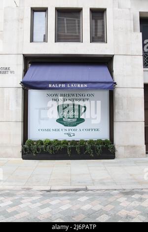 Werbung für Ralph Lauren Coffee Shop, eine Tasse Ralph's Coffee in der Bond Street, London, England, Großbritannien, 2022 Tage lang Stockfoto