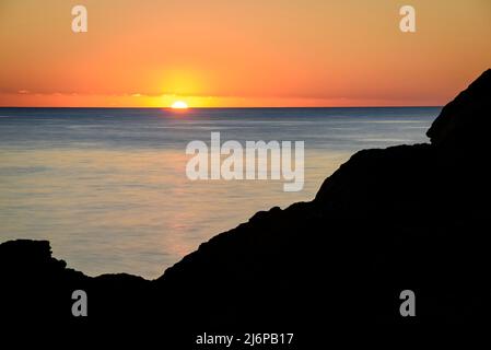 Der erste Sonnenaufgang des Jahres von Cadaqués aus gesehen, in Cap de Creus (Empordà, Costa Brava, Gerona, Katalonien, Spanien) ESP: El Primer amanecer en Cadaqués Stockfoto
