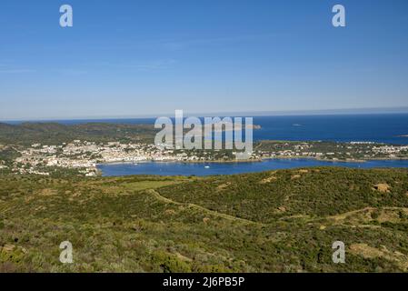 Blick auf die Stadt Cadaqués vom Weg GR-92 zur Cala Jóncols (Empordà, Cap de Creus, Costa Brava, Katalonien, Spanien) ESP: Vista de Cadaqués Stockfoto