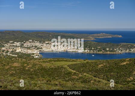 Blick auf die Stadt Cadaqués vom Weg GR-92 zur Cala Jóncols (Empordà, Cap de Creus, Costa Brava, Katalonien, Spanien) Stockfoto