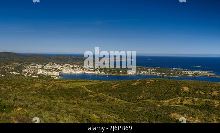 Blick auf die Stadt Cadaqués vom Weg GR-92 zur Cala Jóncols (Empordà, Cap de Creus, Costa Brava, Katalonien, Spanien) ESP: Vista de Cadaqués Stockfoto