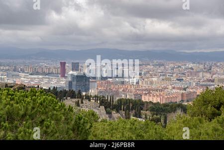 Blick vom Aussichtspunkt Mirador del Migdia auf Montjuïc in Richtung der Stadt l'Hospitalet de Llobregat (Katalonien, Spanien) Stockfoto