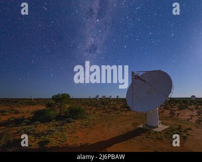 (220503) -- CANBERRA, 3. Mai 2022 (Xinhua) -- Foto der Commonwealth Scientific and Industrial Research Organization (CSIRO) am 3. Mai 2022 zeigt das Australian Square kilometre Array Pathfinder (ASKap) Radioteleskop in Australien. Forscher am Dienstag enthüllten, dass sie mit Hilfe einer neuen Beobachtungstechnik, die der astronomischen Version von "Sonnenbrillen" mit dem ASKAP-Radioteleskop ähnelt, einen neuen Pulsar 10-mal heller fanden als jeder andere außerhalb unserer Milchstraßengalaxie entdeckte Pulsar. (CSIRO/Handout über Xinhua) Stockfoto