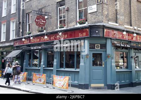 The Nellie Dean of Soho Pie-Mminster Pie-Shop und Public House „Pub“, London, England, Großbritannien, 2022 Tage lang Stockfoto