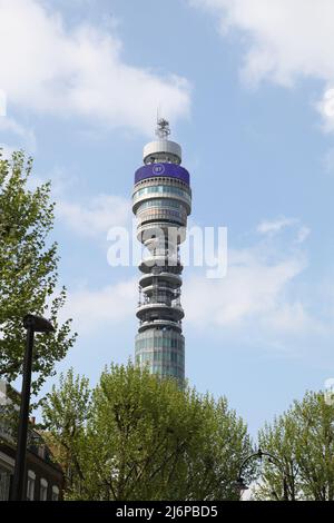 London, Top of the BT British Telecom Tower gegen blauen Himmel von der Goodge Street, London, England, Großbritannien, 2022 Tage Stockfoto