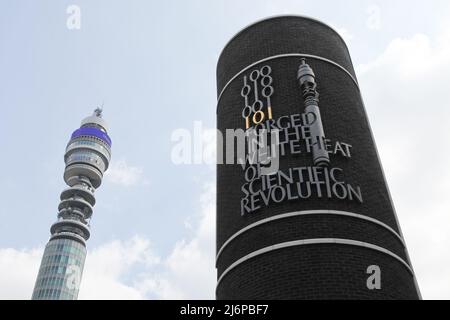 London, Harold Wilson Zitat über Gebäude mit BT British Telecom Tower im Hintergrund, Cleveland Street & Clipstone Mews, England, Großbritannien, 2022 Tage Stockfoto