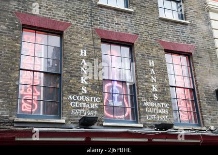 Hanks Akustikgitarrengeschäft, Denmark Street, London, England, Großbritannien, 2022:00 Uhr am Tag Stockfoto