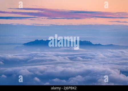 Winteruntergang auf Montserrat vom Berg Rasos de Peguera aus gesehen, in Berguedà (Provinz Barcelona, Katalonien, Spanien, Pyrenäen) Stockfoto