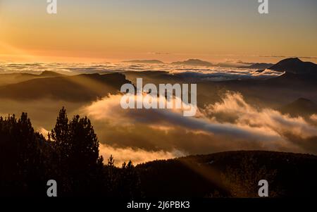 Winteruntergang vom Berg Rasos de Peguera aus gesehen, in Berguedà (Provinz Barcelona, Katalonien, Spanien, Pyrenäen) ESP Atardecer invernal en Pirineos Stockfoto