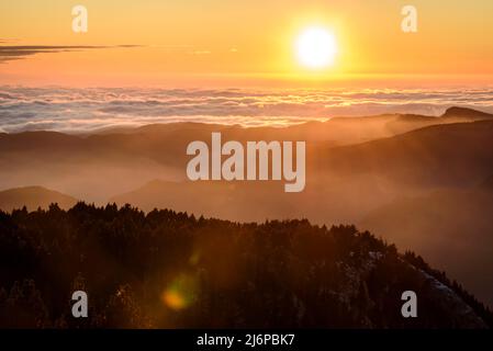 Winteruntergang vom Berg Rasos de Peguera aus gesehen, in Berguedà (Provinz Barcelona, Katalonien, Spanien, Pyrenäen) ESP Atardecer invernal en Pirineos Stockfoto