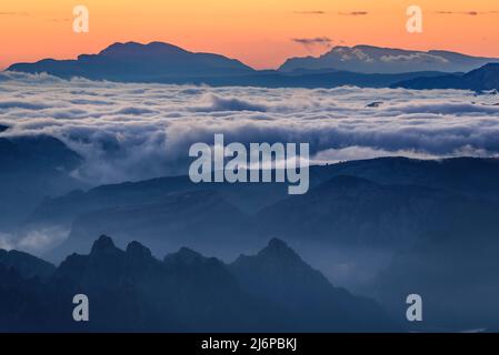 Winteruntergang vom Berg Rasos de Peguera aus gesehen, in Berguedà (Provinz Barcelona, Katalonien, Spanien, Pyrenäen) ESP Atardecer invernal en Pirineos Stockfoto