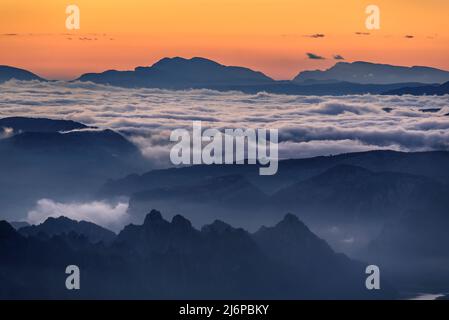 Winteruntergang vom Berg Rasos de Peguera aus gesehen, in Berguedà (Provinz Barcelona, Katalonien, Spanien, Pyrenäen) ESP Atardecer invernal en Pirineos Stockfoto