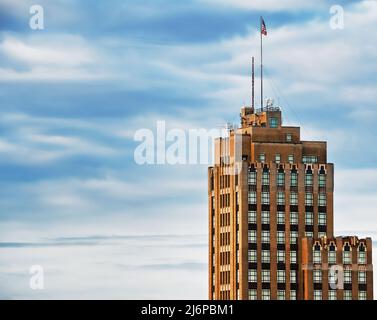Syracuse, New York, USA. 22. April 2022. Blick auf das Wahrzeichen des State Tower Building in der Innenstadt von Syracuse, New York, mit Sky Copy Space Stockfoto