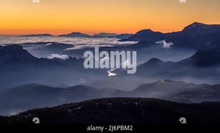 Winteruntergang vom Berg Rasos de Peguera aus gesehen, in Berguedà (Provinz Barcelona, Katalonien, Spanien, Pyrenäen) ESP Atardecer invernal en Pirineos Stockfoto