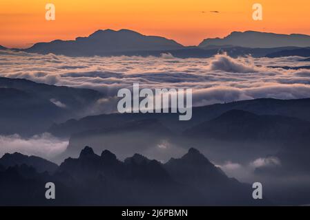 Winteruntergang vom Berg Rasos de Peguera aus gesehen, in Berguedà (Provinz Barcelona, Katalonien, Spanien, Pyrenäen) ESP Atardecer invernal en Pirineos Stockfoto