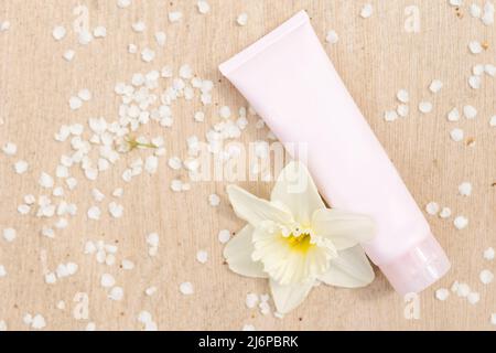 Blume mit Tube Creme, Medizin oder Kosmetik Stockfoto