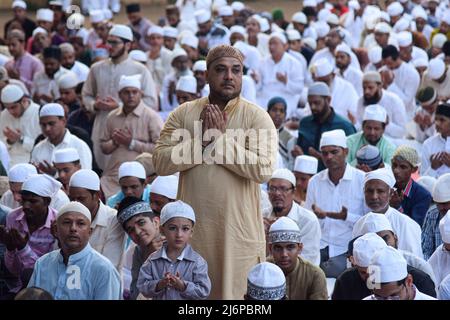 3. Mai 2022, Mumbai, Maharashtra, Indien: Muslimische Gläubige bieten Eid-al-Fitr-Gebete vor Ort an, um das Ende ihres heiligen Fastenmonats Ramadan in Mumbai zu markieren. (Bild: © Kabir Jhangiani/Pacific Press via ZUMA Press Wire) Stockfoto