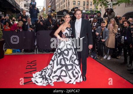 NEW YORK, NEW YORK - 02. MAI: Elizabeth Cordry Shaffer und Charles Shaffer verlassen das Mark Hotel für die 2022 Met Gala am 02. Mai 2022 in New York City. Kredit: Ron Adar/Alamy Live Nachrichten Stockfoto