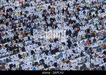 3. Mai 2022, Mumbai, Maharashtra, Indien: Muslimische Gläubige bieten Eid-al-Fitr-Gebete vor Ort an, um das Ende ihres heiligen Fastenmonats Ramadan in Mumbai zu markieren. (Bild: © Kabir Jhangiani/Pacific Press via ZUMA Press Wire) Stockfoto