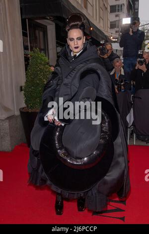 NEW YORK, NEW YORK - 02. MAI: Jordan Roth verlässt das Mark Hotel für die 2022 Met Gala am 02. Mai 2022 in New York City. Kredit: Ron Adar/Alamy Live Nachrichten Stockfoto