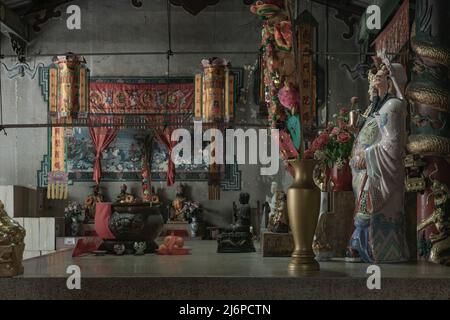 Bangkok, Thailand - Apr 29, 2022 : Architekturinterieur des traditionellen chinesischen Schreins und der chinesischen gottesstatuen auf dem chinesischen Altartisch in Phutthamontho Stockfoto