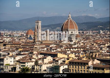 19. April 2022, Italien, Florenz: Blick auf Florenz mit der Kuppel der Kathedrale Santa Maria del Fiore in der Altstadt. Foto: Frank Rumpenhorst/dpa/Frank Rumpenhorst/dpa Stockfoto