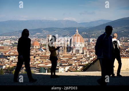 19. April 2022, Italien, Florenz: Blick auf Florenz mit der Kuppel der Kathedrale Santa Maria del Fiore in der Altstadt. Foto: Frank Rumpenhorst/dpa/Frank Rumpenhorst/dpa Stockfoto