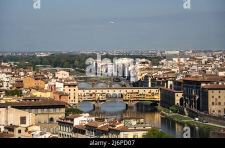 19. April 2022, Italien, Florenz: Blick auf Florenz mit der Alten Brücke (Ponte Vecchio) über den Arno in der Altstadt. Foto: Frank Rumpenhorst/dpa/Frank Rumpenhorst/dpa Stockfoto