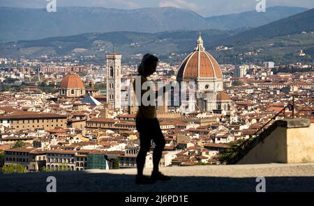 19. April 2022, Italien, Florenz: Blick auf Florenz mit der Kuppel der Kathedrale Santa Maria del Fiore in der Altstadt. Foto: Frank Rumpenhorst/dpa/Frank Rumpenhorst/dpa Stockfoto