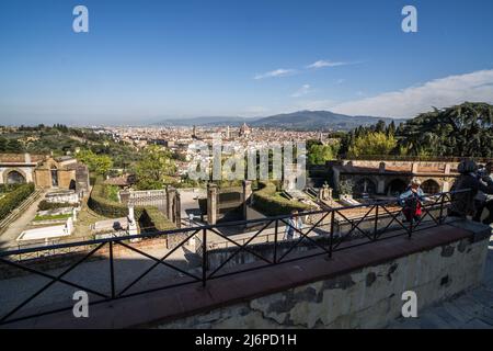 19. April 2022, Italien, Florenz: Blick auf Florenz mit der Kuppel der Kathedrale Santa Maria del Fiore in der Altstadt. Foto: Frank Rumpenhorst/dpa/Frank Rumpenhorst/dpa Stockfoto