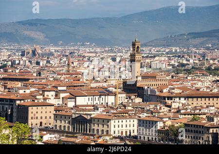 19. April 2022, Italien, Florenz: Blick auf Florenz mit dem Turm des Palazzo Vecchio in der Altstadt. Foto: Frank Rumpenhorst/dpa/Frank Rumpenhorst/dpa Stockfoto