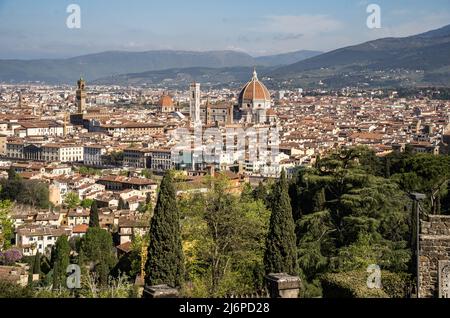 19. April 2022, Italien, Florenz: Blick auf Florenz mit der Kuppel der Kathedrale Santa Maria del Fiore in der Altstadt. Foto: Frank Rumpenhorst/dpa/Frank Rumpenhorst/dpa Stockfoto