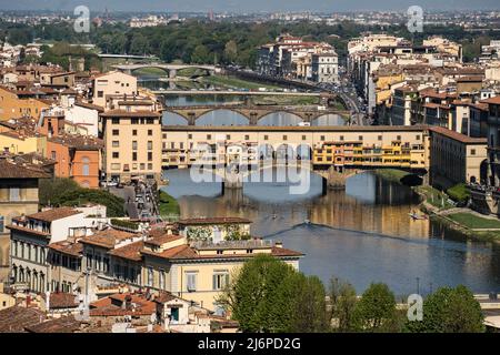 19. April 2022, Italien, Florenz: Blick auf Florenz mit der Alten Brücke (Ponte Vecchio) über den Arno in der Altstadt. Foto: Frank Rumpenhorst/dpa/Frank Rumpenhorst/dpa Stockfoto