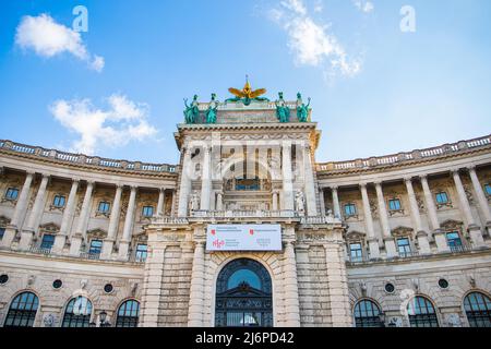 Vorderansicht der Österreichischen Nationalbibliothek an einem sonnigen Tag mit blauem Himmel in Wien, Österreich Stockfoto
