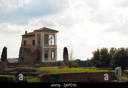 Casina Farneses, Haus in Ruinen isoliert und umgeben von Natur im Palatin in Rom mit Kopierraum Stockfoto