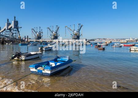 Trafaria; Portugal - 01. März; 2022: Tiefwasserterminal und Silo für Getreide, abgeleitete Produkte und ölhaltige Produkte in Trafaria, Portugal mit Fisch Stockfoto