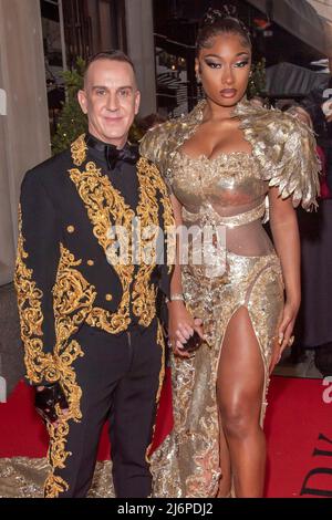 NEW YORK, NEW YORK - 02. MAI: Jeremy Scott und Megan Thee Hengst mit Moschino verlassen das Mark Hotel zur Gala 2022 am 02. Mai 2022 in New York City. Kredit: Ron Adar/Alamy Live Nachrichten Stockfoto