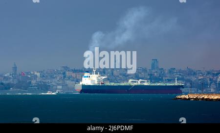 Große Tanker segeln durch den Bosporus. Istanbul International Segeln. Stockfoto