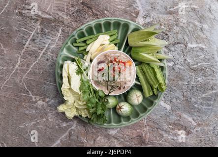 Traditionelle Chili-Paste köcheln mit Krabben mit Kokosmilch (Thai Cuisine Name Tao Jiaw Lon) serviert mit frischem Gemüse, Gurke, Koriander, thai zB Stockfoto