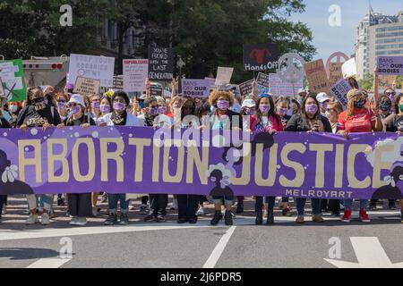 WASHINGTON, D.C. – 2. Oktober 2021: Demonstranten versammeln sich während des Frauenmarsches 2021 in Washington, D.C.. Stockfoto