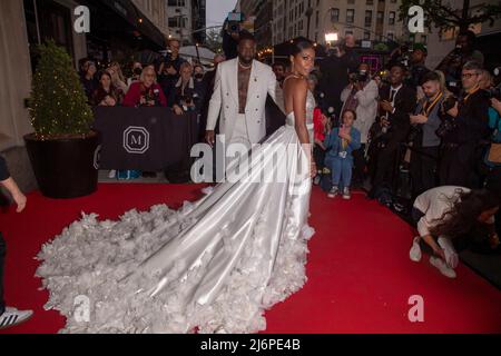 NEW YORK, NEW YORK - 02. MAI: Dwyane Wade und Gabrielle Union verlassen das Mark Hotel zur Gala 2022 am 02. Mai 2022 in New York City. Kredit: Ron Adar/Alamy Live Nachrichten Stockfoto