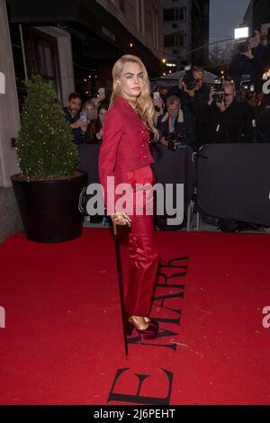 NEW YORK, NEW YORK - 02. MAI: Cara Delevingne Wearing Dior verlässt das Mark Hotel für 2022 Met Gala am 02. Mai 2022 in New York City. Kredit: Ron Adar/Alamy Live Nachrichten Stockfoto