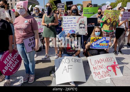 WASHINGTON, D.C. – 2. Oktober 2021: Demonstranten versammeln sich während des Frauenmarsches 2021 auf dem Freedom Plaza in Washington, D.C. Stockfoto