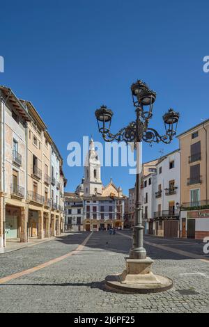 Marktplatz mit der Stiftskirche Basilika Santa Maria in der Stadt Xativa, Jativa, Valencia, Comunidad Valenciana, Spanien, Europa Stockfoto