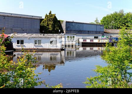 Festfahrene Hausboote auf dem Grand Union Kanal in Hayes Greater London England Stockfoto