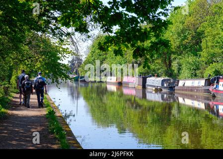 Die Paddington-Niederlassung des Grand Union Canal mit festgetäuten Hausbooten in Hayes Greater London, England Stockfoto