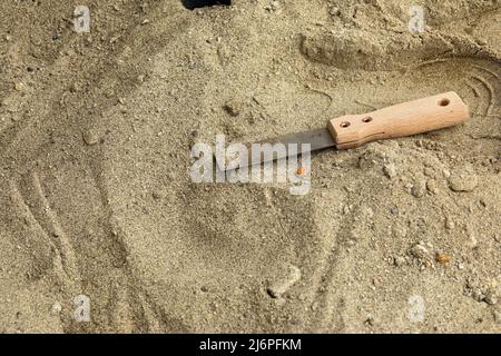 Skelett und archäologische Werkzeuge im Sand.Graben nach Fossilien. Stockfoto