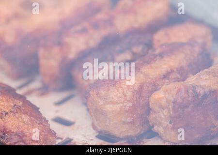 Traditionelles rumänisches Essen namens 'mici', das aus Schweinefleischbrötchen besteht Stockfoto