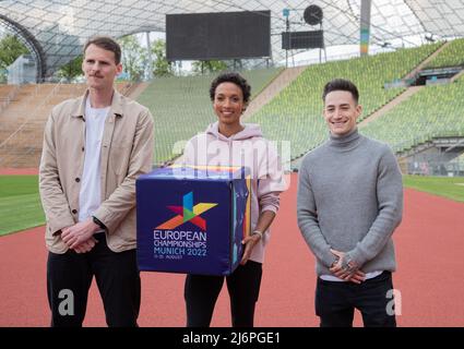 L-R: Marc Lembeck, Malaika Mihambo, Marcel Nguyen bei der Vorstellung der Europameisterschaften im Olympiastadion in München, Deutschland 100 Tage vor Beginn der Veranstaltung. (Foto von Alexander Pohl/Sipa USA) Stockfoto