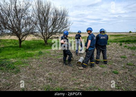 Region Saporischschschja, Ukraine - 29. April 2022 - Retter des Staatlichen Notdienstes haben während einer Minenmission in einer der vom russischen Artilleriefeuer betroffenen Siedlungen, Region Saporischschschschja, im Südosten der Ukraine, die Überreste einer Rakete flankiert. Dieses Foto kann nicht in der Russischen Föderation verteilt werden. Foto von Dmytro Smolyenko/Ukrinform/ABACAPRESS.COM Stockfoto